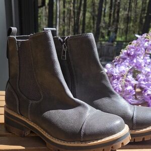Time and Tru Brown Chelsea Ankle Boots with Lug Sole